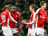 Arsenal ăn mừng bàn thắng mở màn của Simpson trong trận gặp Wigan