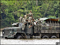 Forças equatorianas patrulham fronteira com a Colômbia
