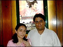 फ़िल्म देखने पहुँचे युगल