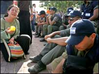 İsrailli polislerin yanında ağlayan bir yerleşimci kadın