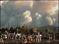 Fumaça produzida em incêndio perto de Frejus, na França
