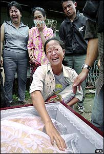 Parentes choram por vítimas de terremoto na Indonésia