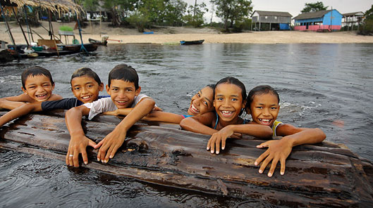 Carlos Eduardos a'i ffrindiau yn chwarae yn yr afon © Timothy Allen