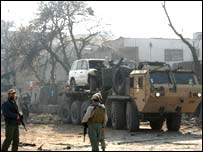 نیروهای امنیتی افغان در حال خاموش کردن آتش