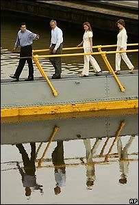 Presidente George W. Bush visita o Canal do Panamá