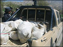 خودرو ارتش ملی افغانستان به همراه مواد مخدر کشف شده در آن