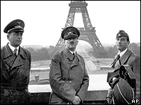 Adolf Hitler (ao centro)