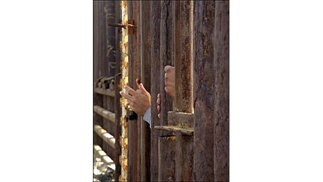 Manos de inmigrantes esperando cruzar. Foto: María Teresa Fernández 