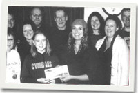 hannah yn derbyn y wobr gan bwyllgor yr ŵyl