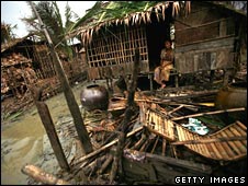 Các tổ chức cứu trợ cảnh báo rằng hàng thiết yếu vẫn chưa tới được tay các nạn nhân ở vùng bị ảnh hưởng nặng nề nhất.