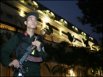 Canh gác bên ngoài khách sạn