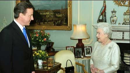 David cameron a'r Frenhines