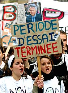 Pengunjukrasa di Bordeaux ini memperlihatkan pesan kepada Perdana Menteri Perancis Dominique de Villepin: "Masa percobaan sudah habis".
