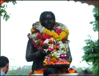 مینا تائی کا مجسمہ 