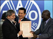 Presidente Lula recebe cumprimentos do presidente da Venezuela, HugoChávez, após ser condecorado com a Medalha Agrícola pelo diretor-geral da FAO, Jacques Diouf (Foto: Ricardo Stuckert/PR)