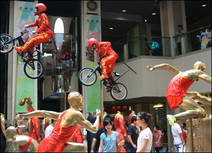 Hình tượng thể thao ở trung tâm mua sắm