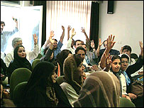 تحصن روزنامه نگاران و چهره های فرهنگی در تهران (عکس: آرش عاشوری نيا - کسوف)