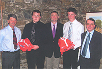 Alex Evans a Trystan Davies mewn noson gyflwyno capiau ym Mhant Glas, Dryslwyn, gyda Ray Gravelle