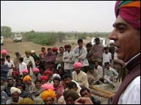 किसानों को संबोधित करते हुए मानवेद्र सिंह 