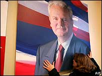 Một người phụ nữ hôn lên ảnh ông Milosevic