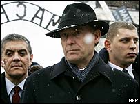 Horst Köhler během návštěvy v Osvětimi