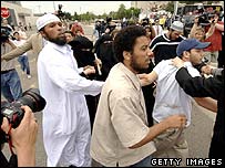 Familiares e simpatizantes dos suspeitos se reuniram do lado de fora do julgamento