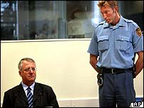 Líder nacionalista sérvio Seselj, preso em Haia