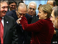 Chirac Merkel'in elini öpüyor