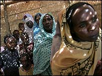 Darfur'da yardım bekleyen kadınlar
