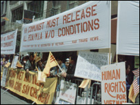 Biểu tình phản đối ông Trần Ðức Lương tại San Francisco năm 1994 (hình Bùi Văn Phú)