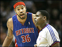 مناقشه میان بازیکن و داور در بازی بسکتبال