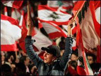 Manifestantes em Beirute após discurso de Assad