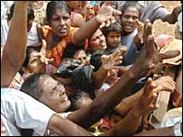 Yardım bekleyen insanların uzattıkları eller