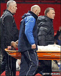 Anderson bị cáng khỏi sân