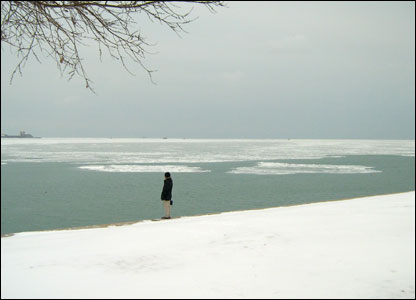 Một khách du lịch Nhật Bản bên hồ Michigan