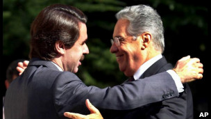 Fernando Henrique Cardoso é cumprimentado pelo premiê da Espanha, José Maria Aznar, em Madri, em 2000