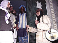 लखनऊ के बाराती लाल मुस्लिम परिवारों को सहरी के लिए जगाते हैं