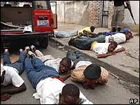 Estudantes universitários detidos pela polícia em Porto Príncipe, Haiti