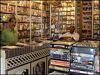कराची में भारतीय फ़िल्मों की डीवीडी की एक दुकान