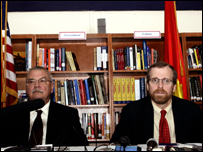 Đại sứ Mỹ Michael Michalak và Trợ lý Ngoại trưởng David Kramer tại cuộc họp báo