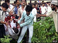 Vítima sendo retirada do local das explosões