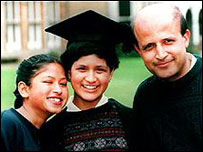 苏菲娅和父亲与妹妹合影