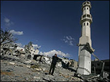 یک فلسطینی در نوار غزه در کنار یک مسجد ویران شده