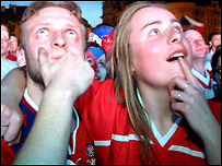 Hokejoví fanoušci sledují zápas českého týmu na Staroměstském náměstí