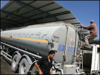 Caminhão com cobustível atravessa fronteira com Gaza