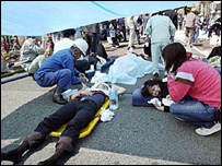 Equipes de resgate trabalham no local do acidente de trem, no Japão