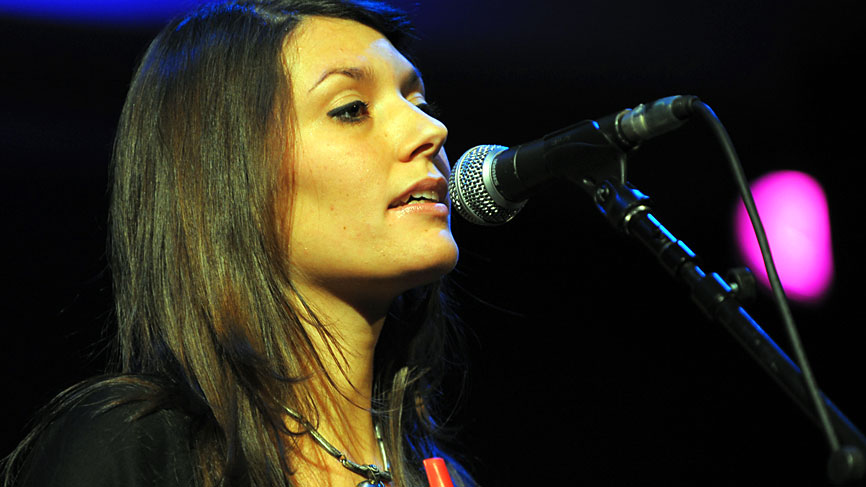 Moya Sands live at the GRCH Strathclyde Suite. Photo by Louis Decarlo