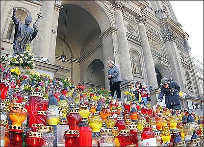Di Gereja di seluruh Polandia, negara asal Johannes Paulus, berlangsung misa dan upacara untuk memperingati ulang tahun wafatnya. 