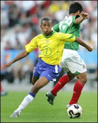 Robinho passa pelo brasileiro Zinha, do México, em partida da Copa das Confederações (foto AP)
