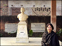 प्रेमचंद की मूर्ति